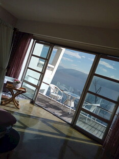 观景房内览壮丽窗外景色