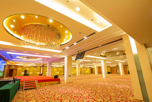 豪华宽敞的室内大厅场景