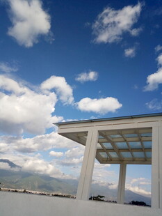 蓝天白云下的户外遮阳棚