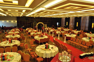豪华宴会大厅布置精美