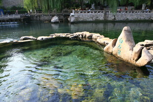 清澈池塘中的独特石景