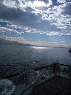 湖畔美景 云影波光