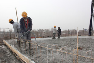 工人施工现场忙碌作业