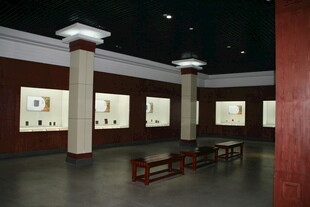 中式展厅内的书画作品展示