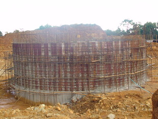 施工现场的圆形建筑基础