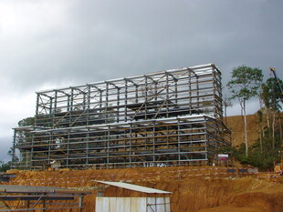 施工现场的钢结构框架