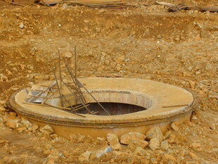 施工现场的圆形井口