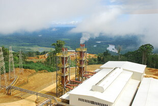 山间施工现场俯瞰景象