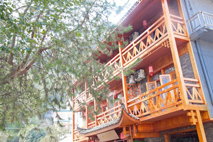 木质阳台建筑 自然景致相伴