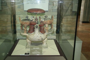 古代精美陶器展示