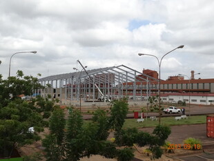 户外施工中的建筑场景