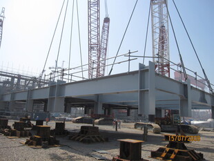 施工现场起重机与建筑