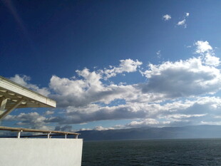 海边露台之上的蓝天白云