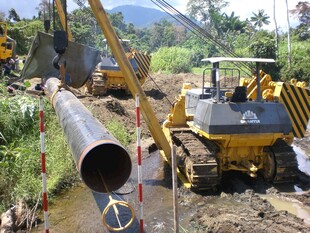 施工现场的管道铺设作业