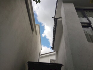 小巷尽头的天空