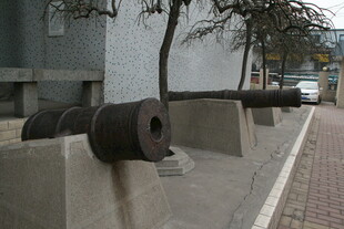 古老火炮陈列于户外