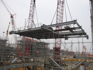 施工现场起重机吊装钢结构