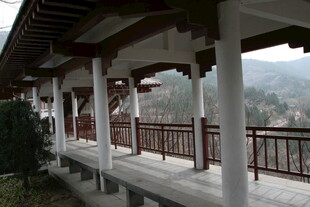 中式长廊 远山近景相映