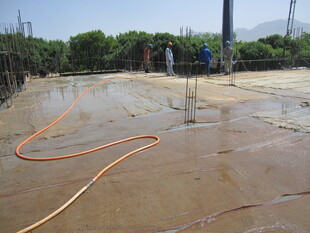 地面铺设有橙色软管场景