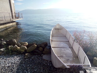 岸边旧船停靠宁静水域