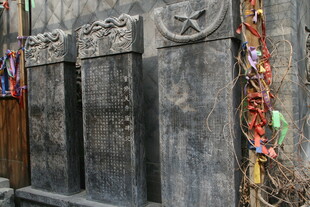 古老墓碑与彩色装饰