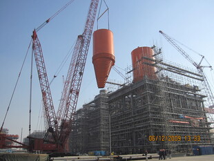 建筑工地大型起重机作业