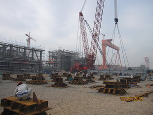 工地起重机作业场景