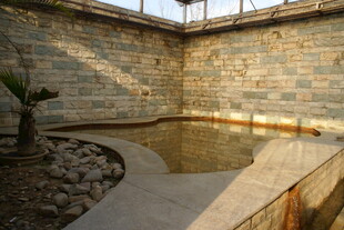 户外石砌休闲小水池