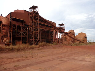 废弃的工业建筑遗迹