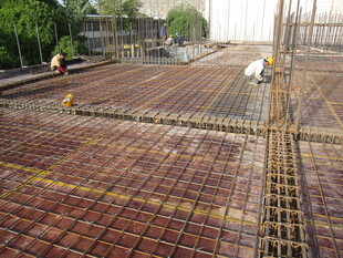 施工现场钢筋铺设场景