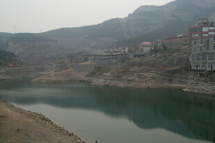 宁静山水间的湖畔景致