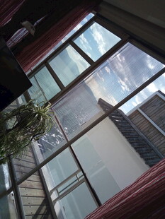 室内视角看窗外建筑景观