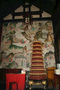 古建内的精美宝塔与壁画