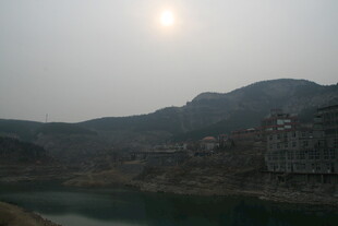 湖畔山峦间的日出美景