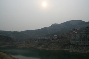 湖畔山村日出美景