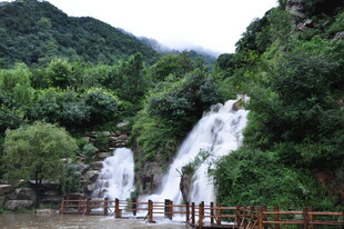 山间瀑布旁的木质观景栈道