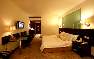 温馨舒适的酒店客房场景