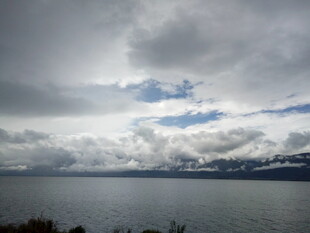 阴云下的宁静湖面