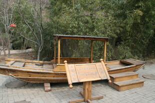 古朴中式木船展示于户外