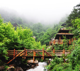 山林间的木桥与古朴建筑