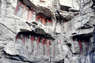 岩壁祈福红布条景观