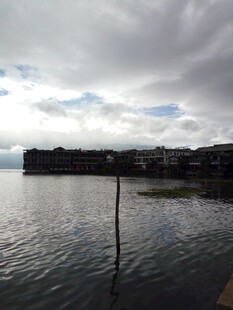 湖畔阴云下的宁静景致