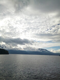 湖畔云雾缭绕的山水景致