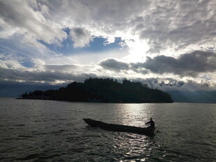 湖中小舟伴云景