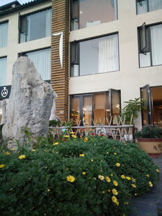 现代建筑前的花卉与石雕景观