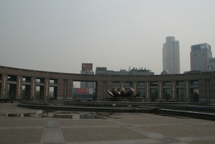 城市广场与远处高楼景观