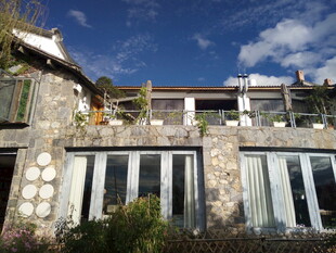 石砌山间别墅外观美景