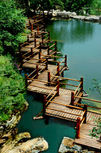 湖畔木质栈道景观