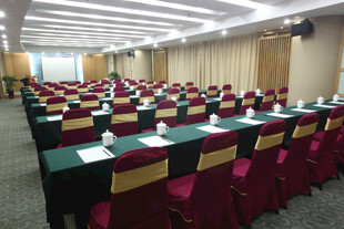 宽敞会议室整齐桌椅排列