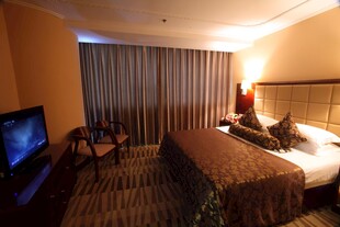 温馨舒适的酒店客房场景